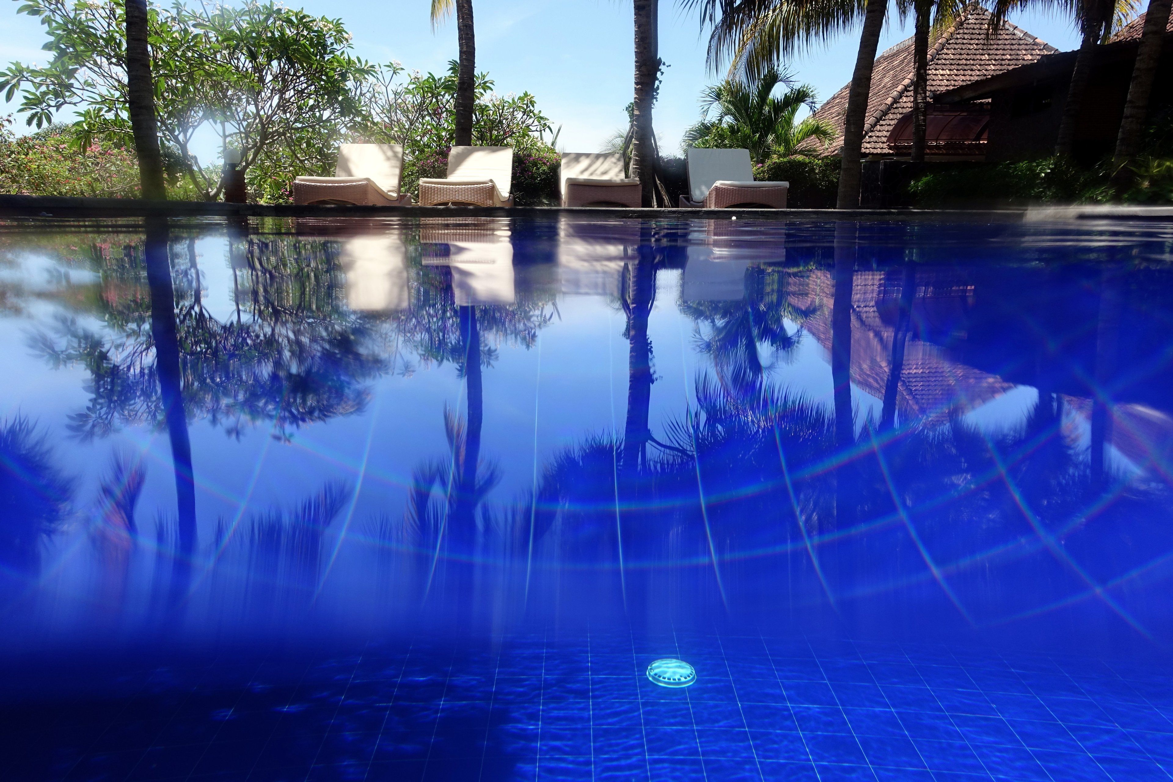 3 outdoor pools, open 7:00 am to 9:00 pm, pool umbrellas, pool loungers