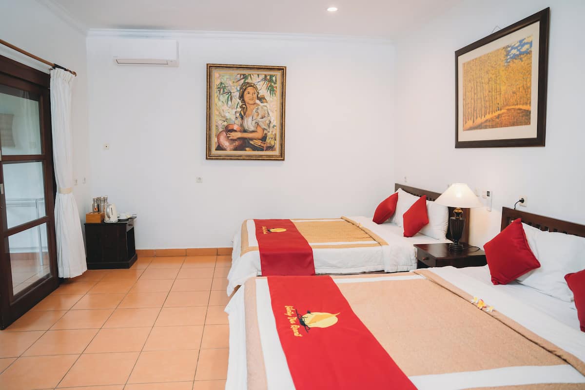 家庭房 (Resort - 2 Double Beds) | 迷你吧、客房内保险箱、办公桌、免费 WiFi