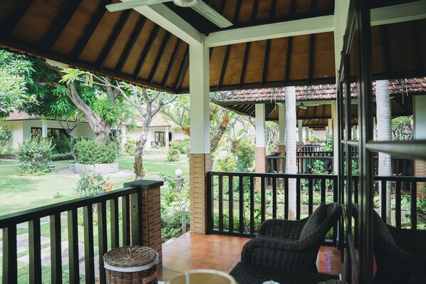 Standard Garden Cottage (Twin Beds) | Terrace/patio - Liberty Dive Resort (Tulamben)