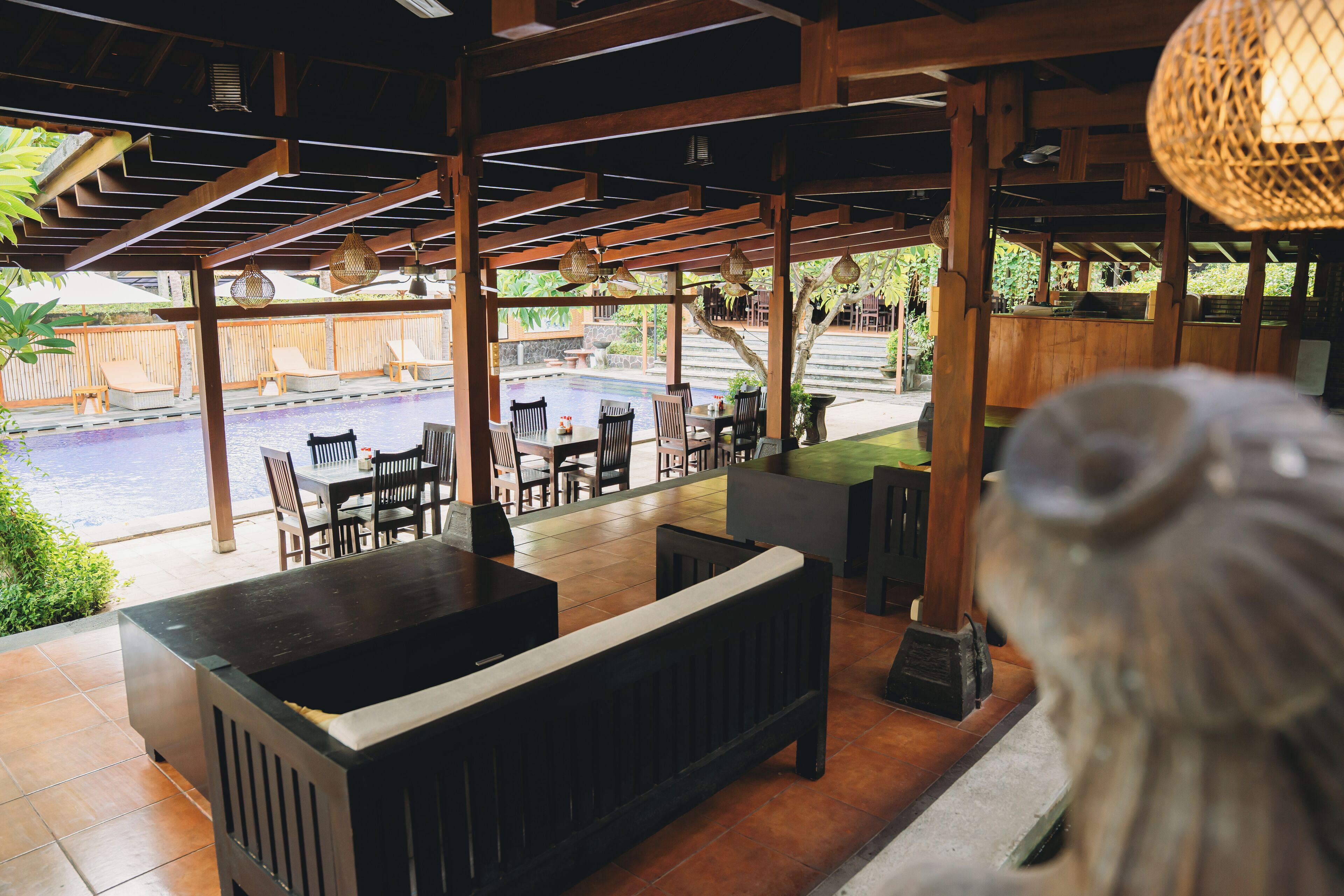 Bar tepi kolam renang