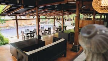 Bar tepi kolam renang