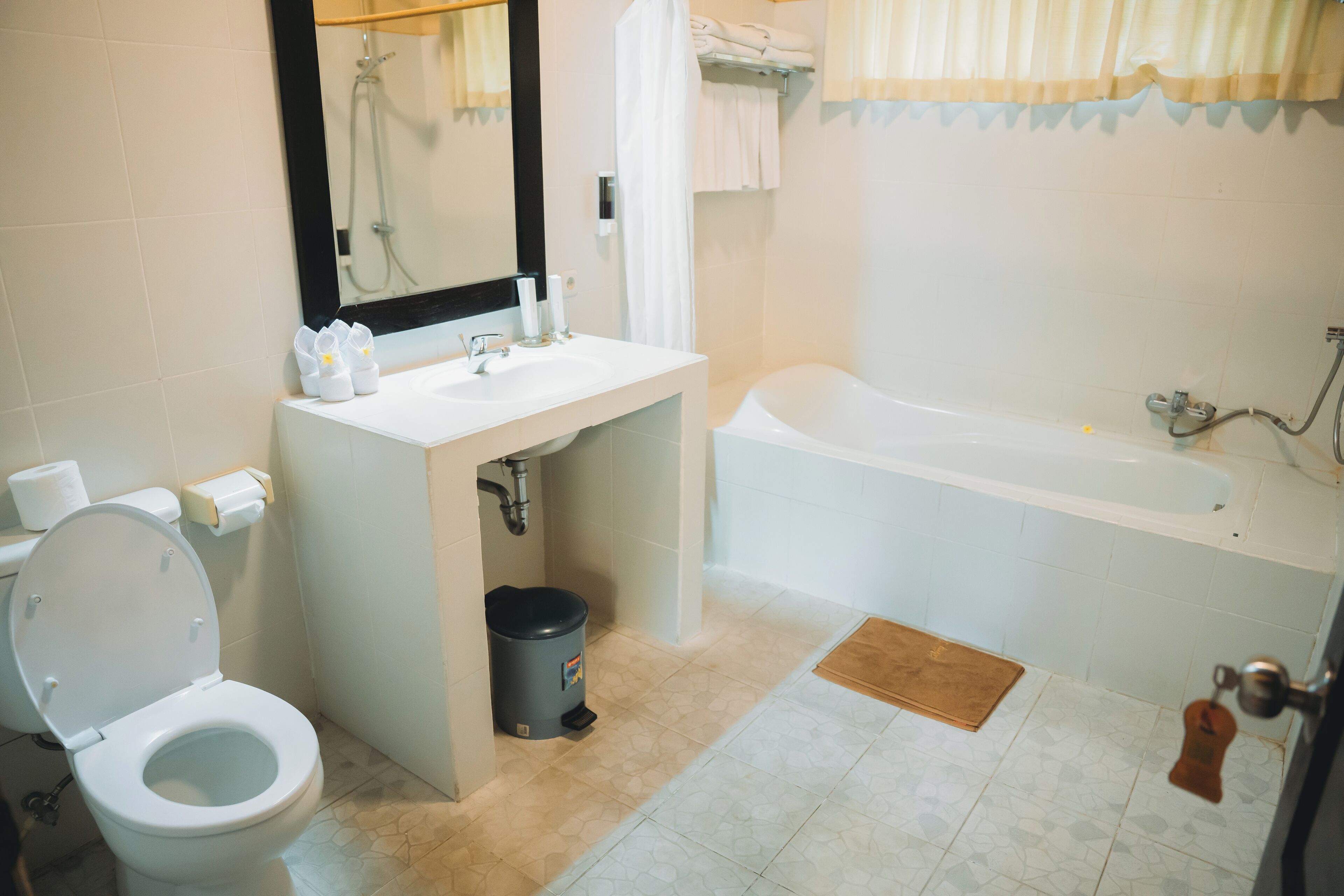 A bathroom with a toilet, sink, and bathtub.