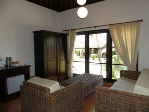 家庭村舍 (Garden - 1 DBL + 2 SGL) | 起居区 | 32-英寸电视(配备卫星频道)