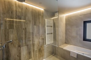 King Room Superior with Sofa Bed | Bathroom | Separate tub and shower, rainfall showerhead, hair dryer, towels - Picmaia Mountain Hotel (Pas de la Casa)