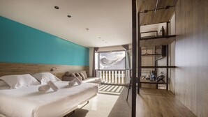 Ein modernes Hotelzimmer mit einem großen Bett, Blick auf Berge durch das Fenster und Holzvertäfelung.
