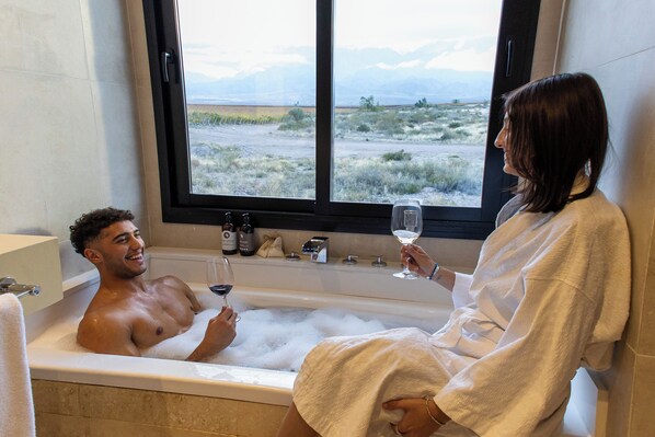 Deluxe-Villa | Badezimmer | Dusche, Regendusche, Designer-Toilettenartikel, Haartrockner