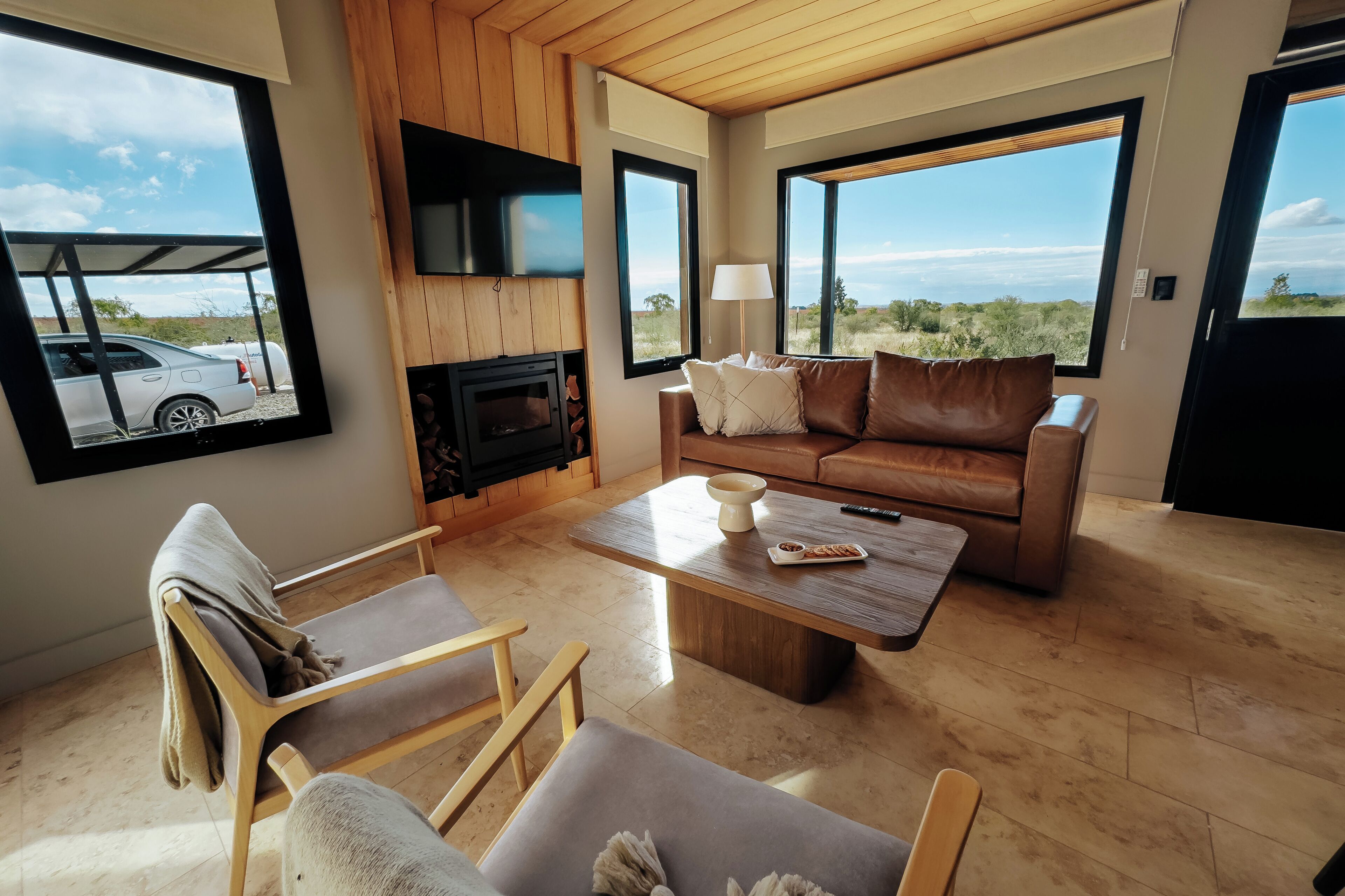 Biệt thự Deluxe | Khu phòng khách | Smart TV 42-inch có truyền hình kỹ thuật số 