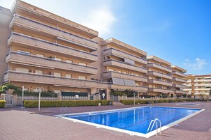 Una piscina al aire libre