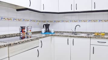 Apartment, 1 Bedroom | Private kitchenette | Fridge, microwave, stovetop, cookware/dishes/utensils