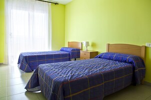 1 habitación, muebles diferentes y cunas 
