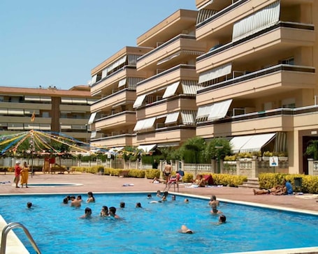 Una piscina al aire libre