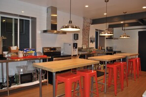 Kühlschrank, Mikrowelle, Kochgeschirr/Geschirr/Besteck