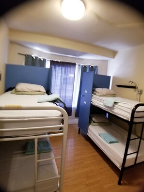 Gemeinsamer Schlafsaal, Nur Frauen, eigenes Bad | Ausblick vom Zimmer