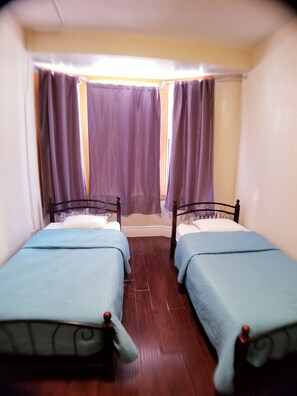 Standard-Zweibettzimmer, 2 Einzelbetten ( Shared Hallway Bathroom) | Zimmersafe, Schreibtisch, kostenloses WLAN, Bettwäsche