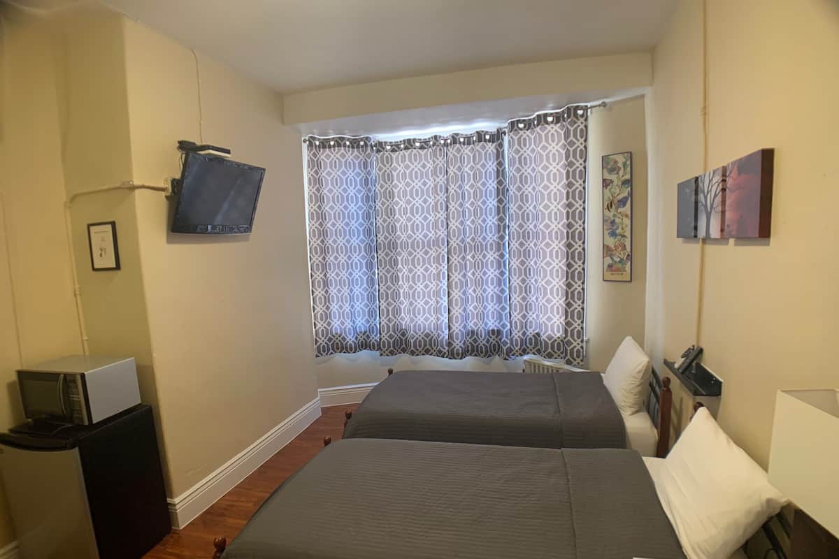 Kahden hengen standard-huone (kaksi sänkyä), 2 yhden hengen sänkyä, oma kylpyhuone | Tallelokero huoneessa, työpöytä, ilmainen Wi-Fi, vuodevaatteet