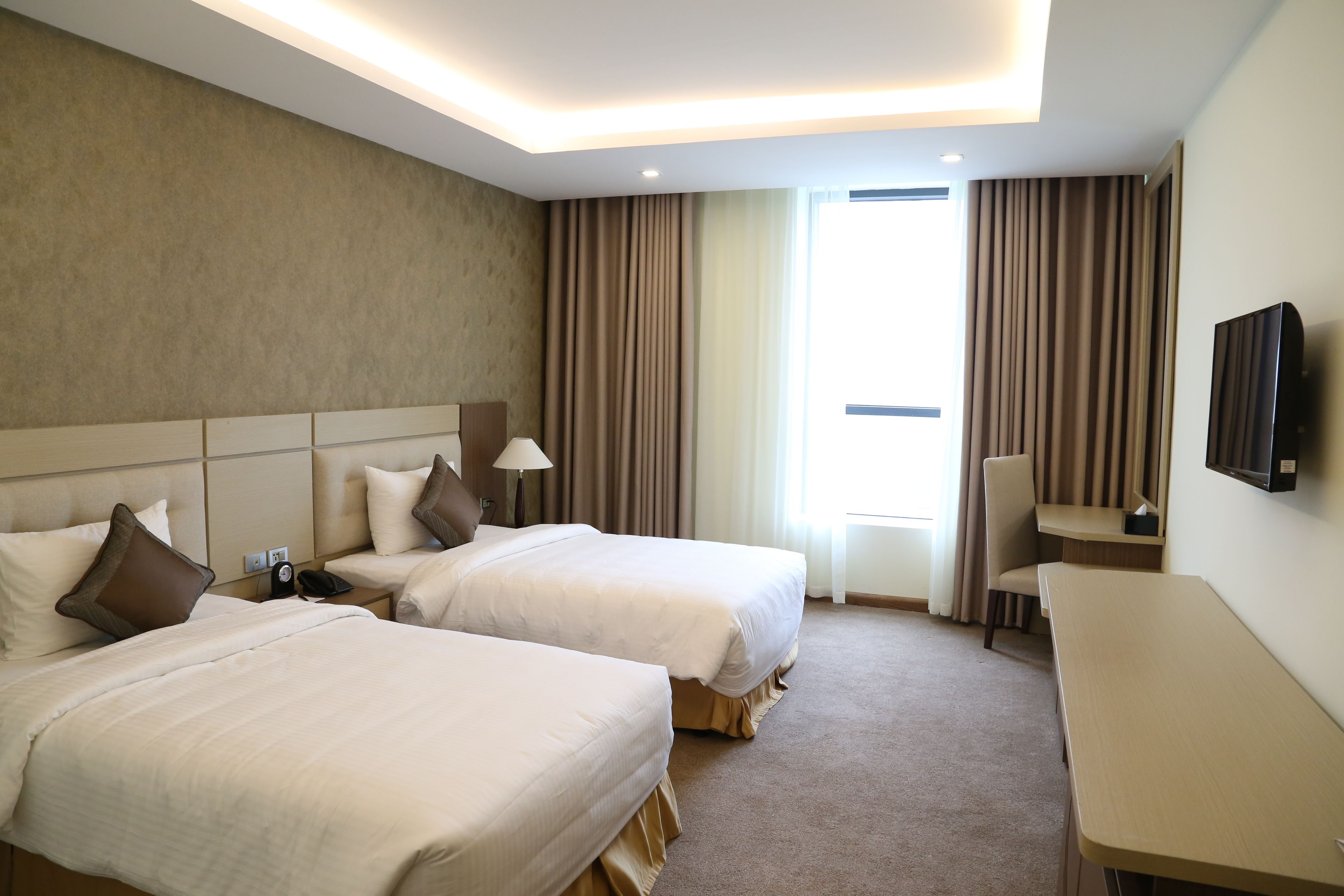 deluxe twin room | minibar, in-room safe, desk, soundproofing