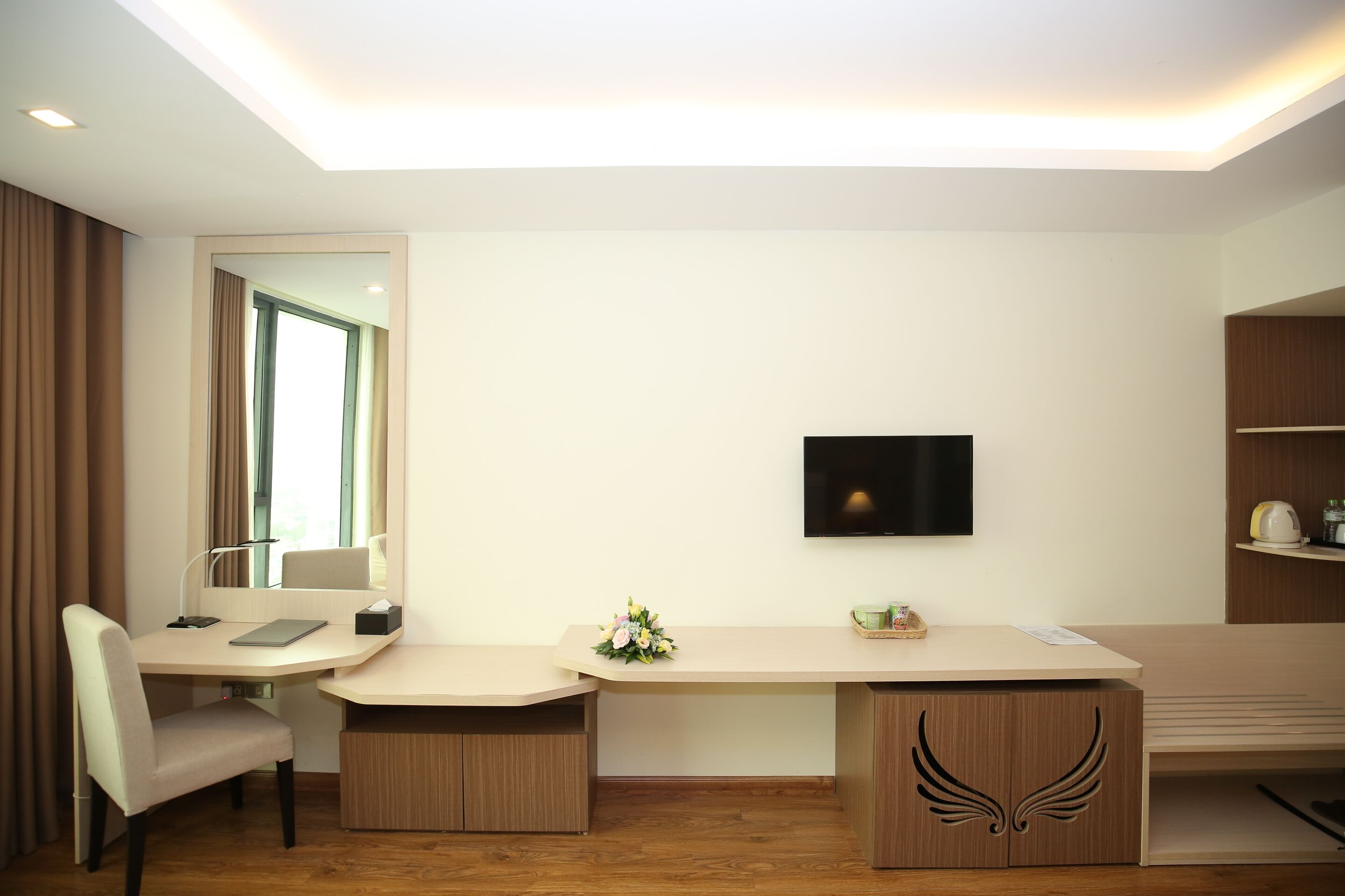executive suite | minibar, in-room safe, desk, soundproofing