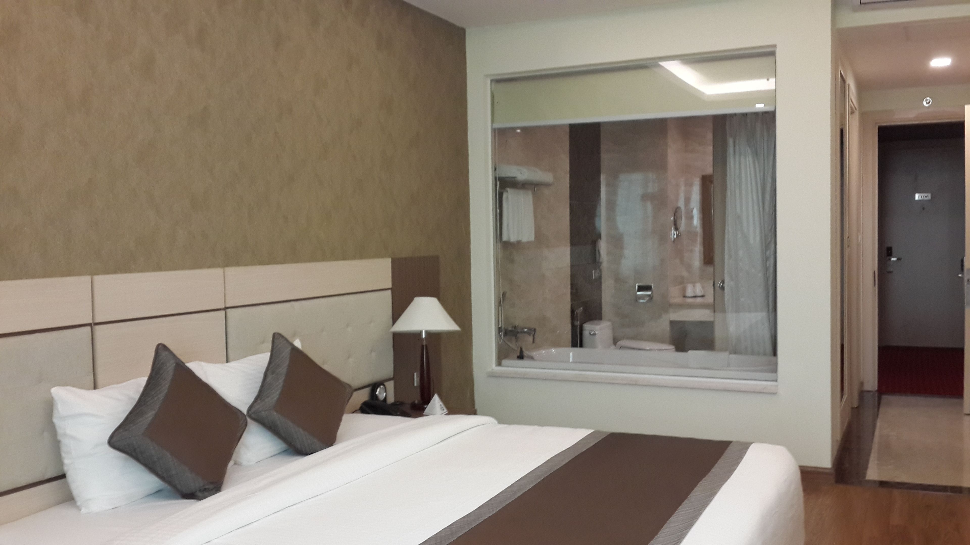 deluxe king | minibar, in-room safe, desk, soundproofing