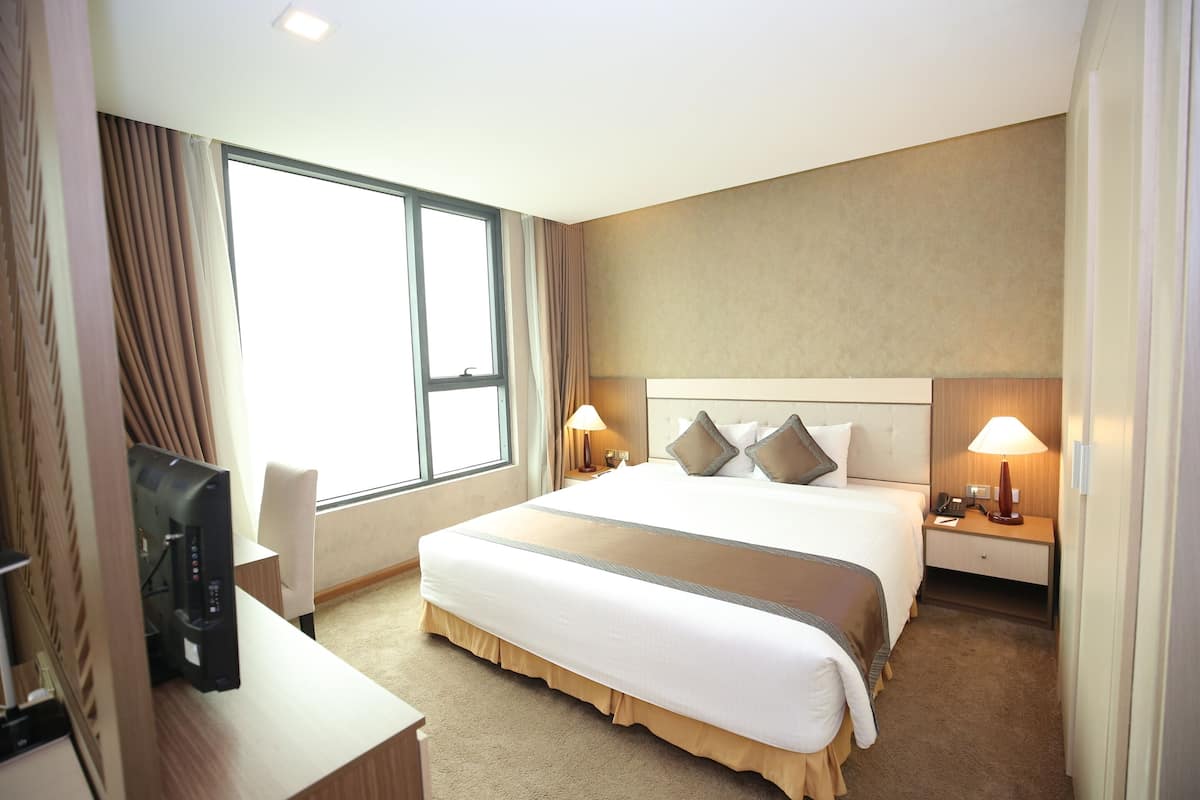 executive suite | minibar, in-room safe, desk, soundproofing