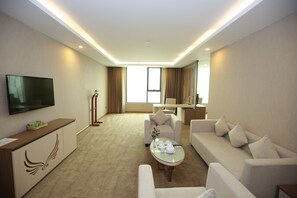 Executive Suite | Minibar, in-room safe, desk, soundproofing