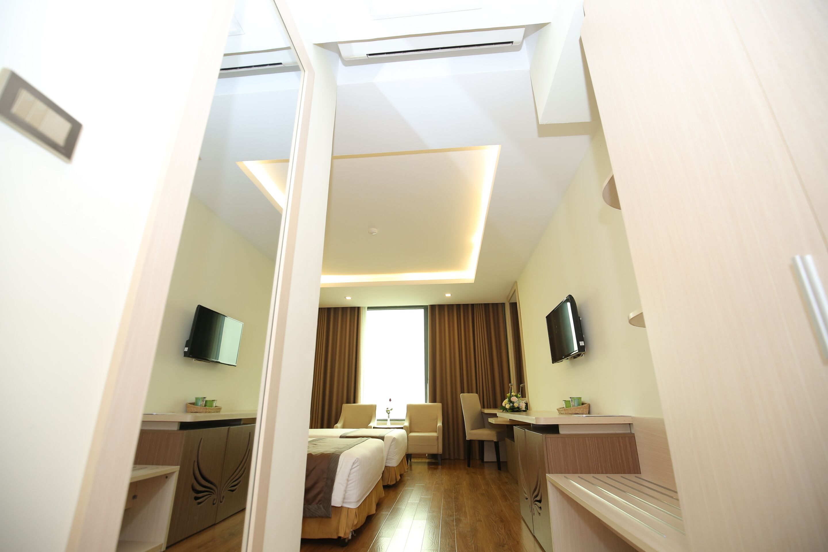 deluxe twin room | minibar, in-room safe, desk, soundproofing