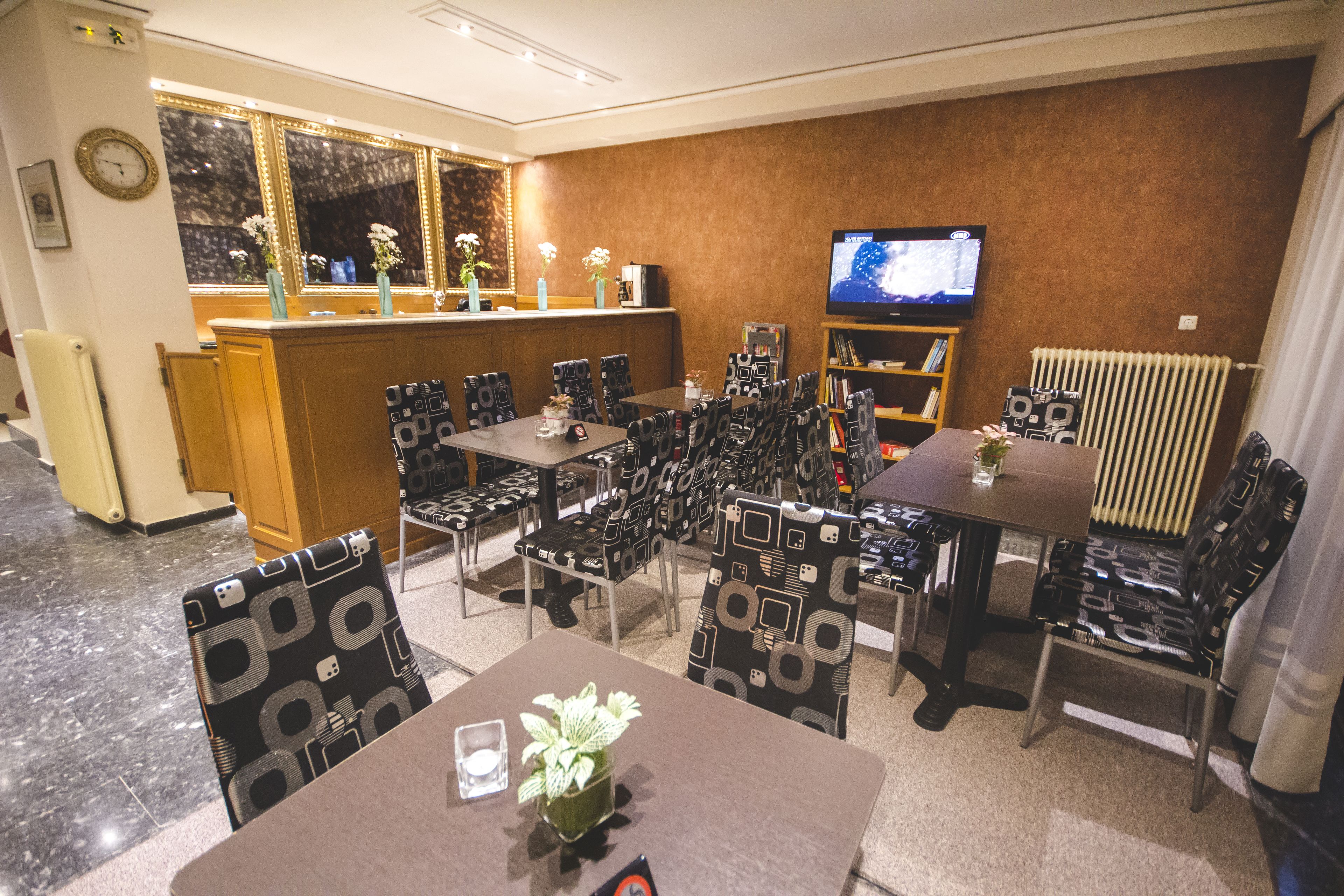 Daily continental breakfast (EUR 9 per person)