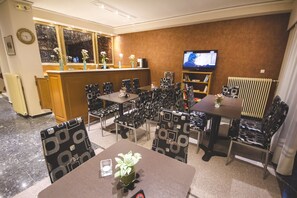 Daily continental breakfast (EUR 9 per person)