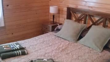 1 habitación, ropa de cama de alta calidad, escritorio y camas extra