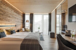 Klassieke tweepersoonskamer, uitzicht op bergen | 1 slaapkamer, luxe beddengoed, een minibar, een kluis op de kamer