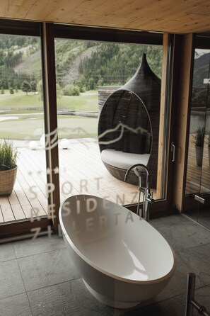 Ático exclusivo, 1 cama de matrimonio grande con sofá cama, vistas al campo de golf (Sauna) | Ropa de cama de alta calidad, minibar, caja fuerte y escritorio