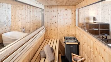 Una sauna de madera con una bañera, un banco y un calentador de sauna.
