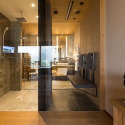 Doppia Deluxe, terrazzo, vista montagna | Bagno | Set di cortesia firmato, asciugacapelli, accappatoio, pantofole