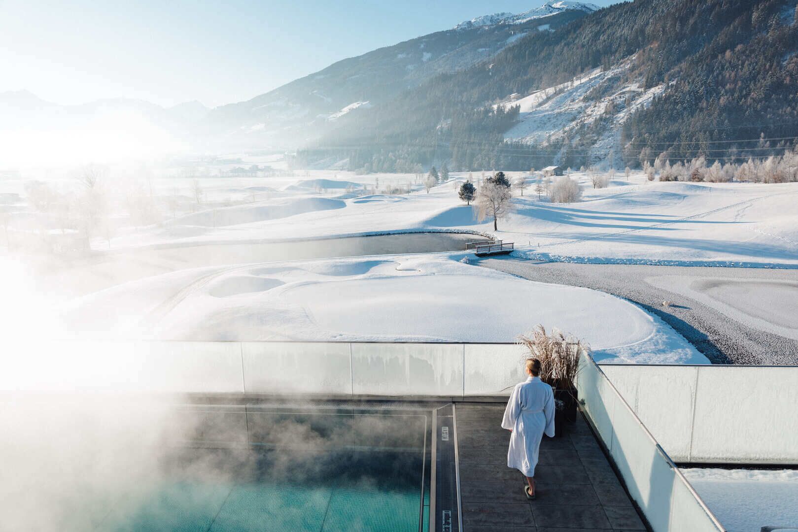 室外游泳池，07:30 至 19:30 开放，池畔遮阳伞，日光浴躺椅