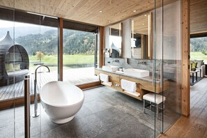 Exclusieve penthouse, 1 kingsize bed met slaapbank, uitzicht op golfbaan (Sauna) | Badkamer | Designer toiletartikelen, een haardroger, badjassen, pantoffels