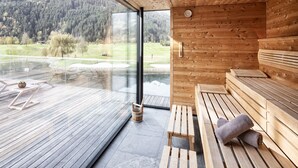 Un sauna en bois offrant une vue sur un paysage boisé.
