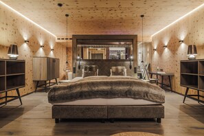 Premium Room, 1 Bedroom, Sauna, Golf View | Premium bedding, minibar, in-room safe, desk - Sportresidenz Zillertal (Uderns)