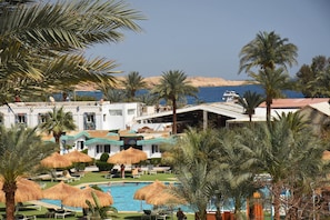 2 piscinas externas, guarda-sóis, espreguiçadeiras