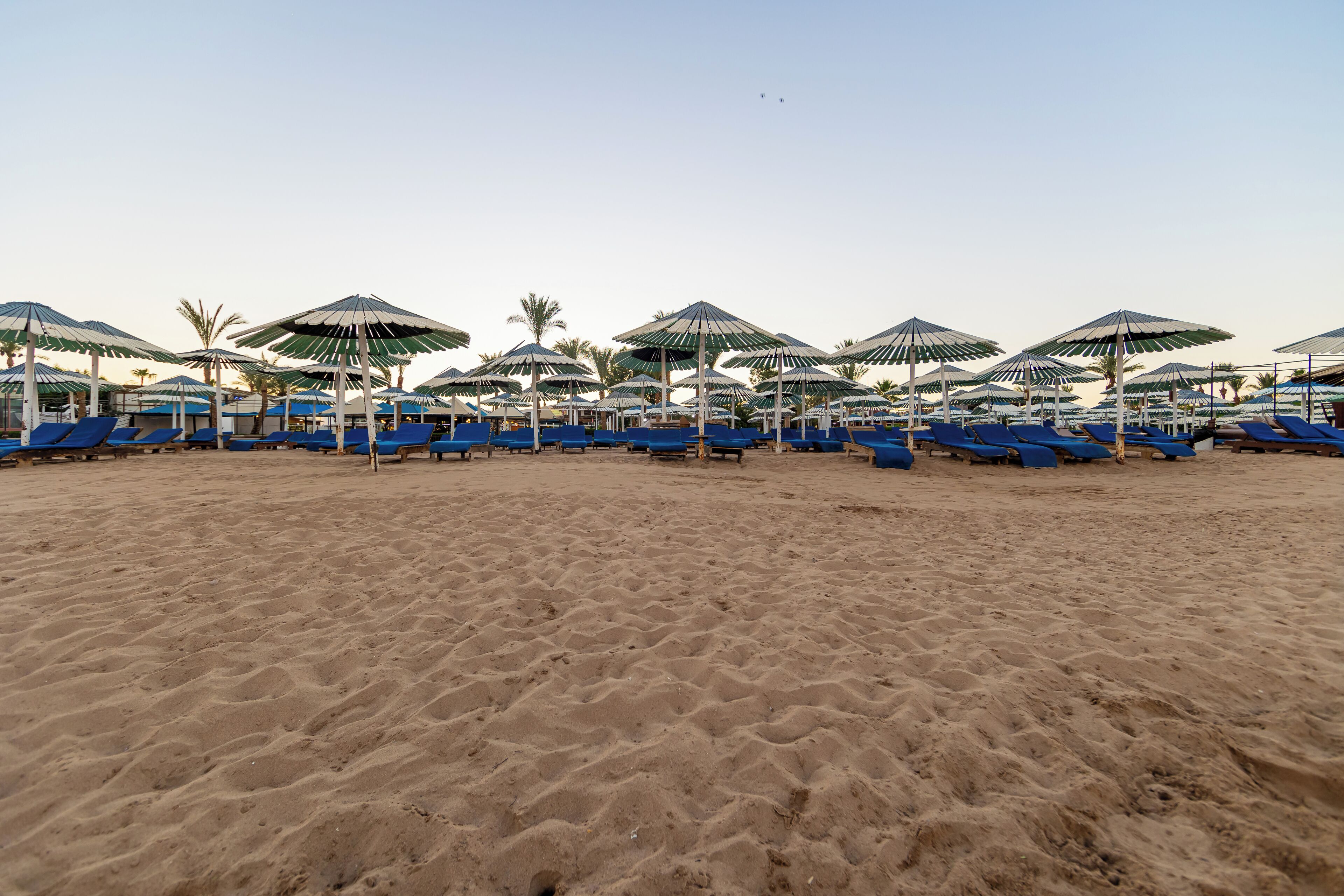 Privatstrand, Liegestühle, Sonnenschirme, Strandtücher