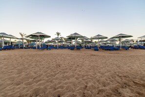 Privatstrand, Liegestühle, Sonnenschirme, Strandtücher