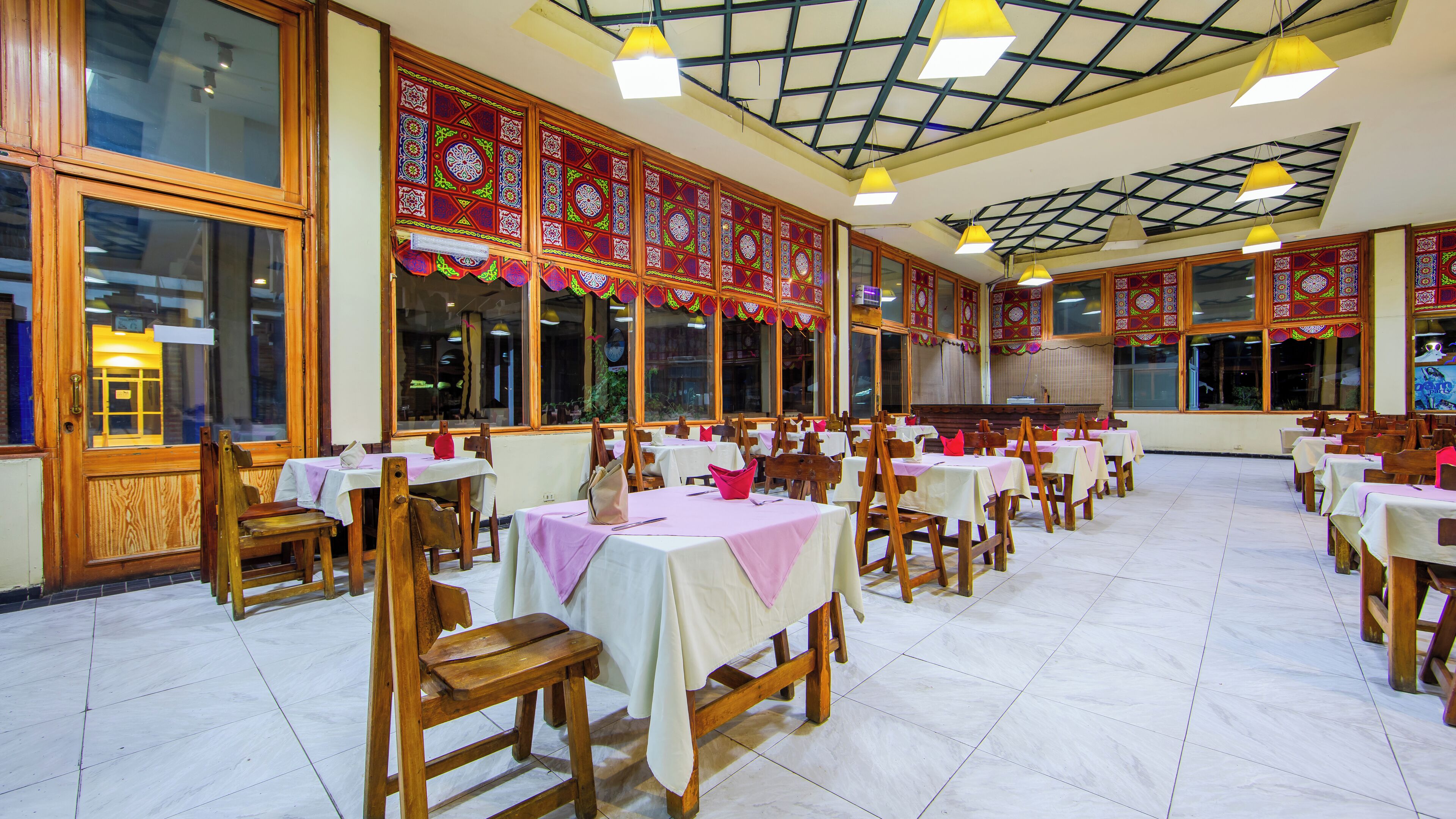 5 restaurants, lunch, dinner served; international cuisine