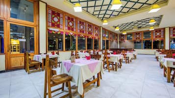 5 restaurants, lunch, dinner served; international cuisine