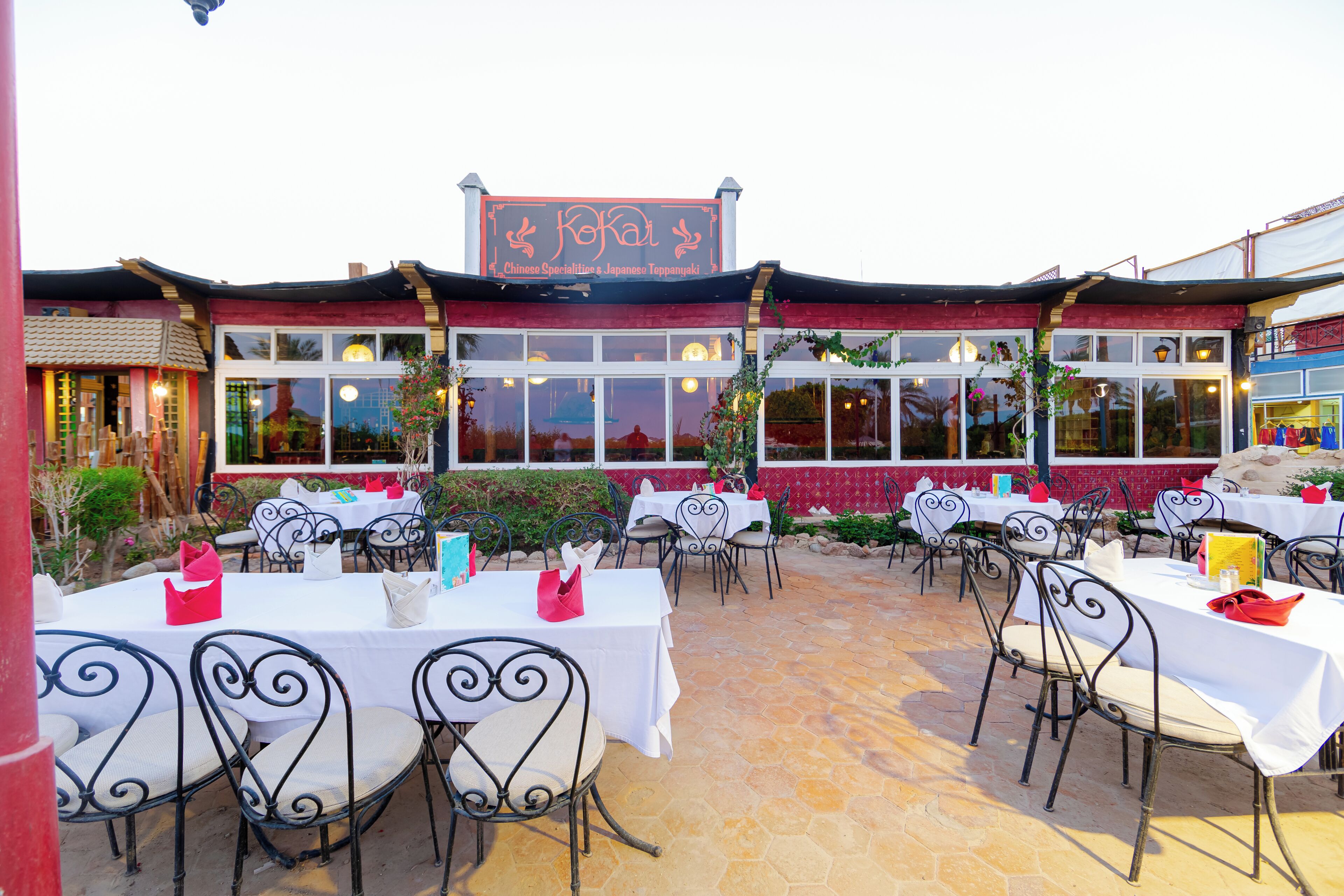 5 restaurants, lunch, dinner served; international cuisine 