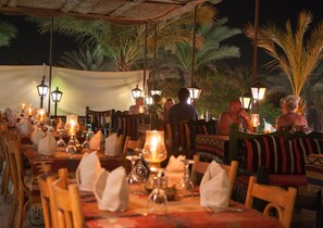 5 restaurantes; se sirve almuerzo y cena; cocina internacional