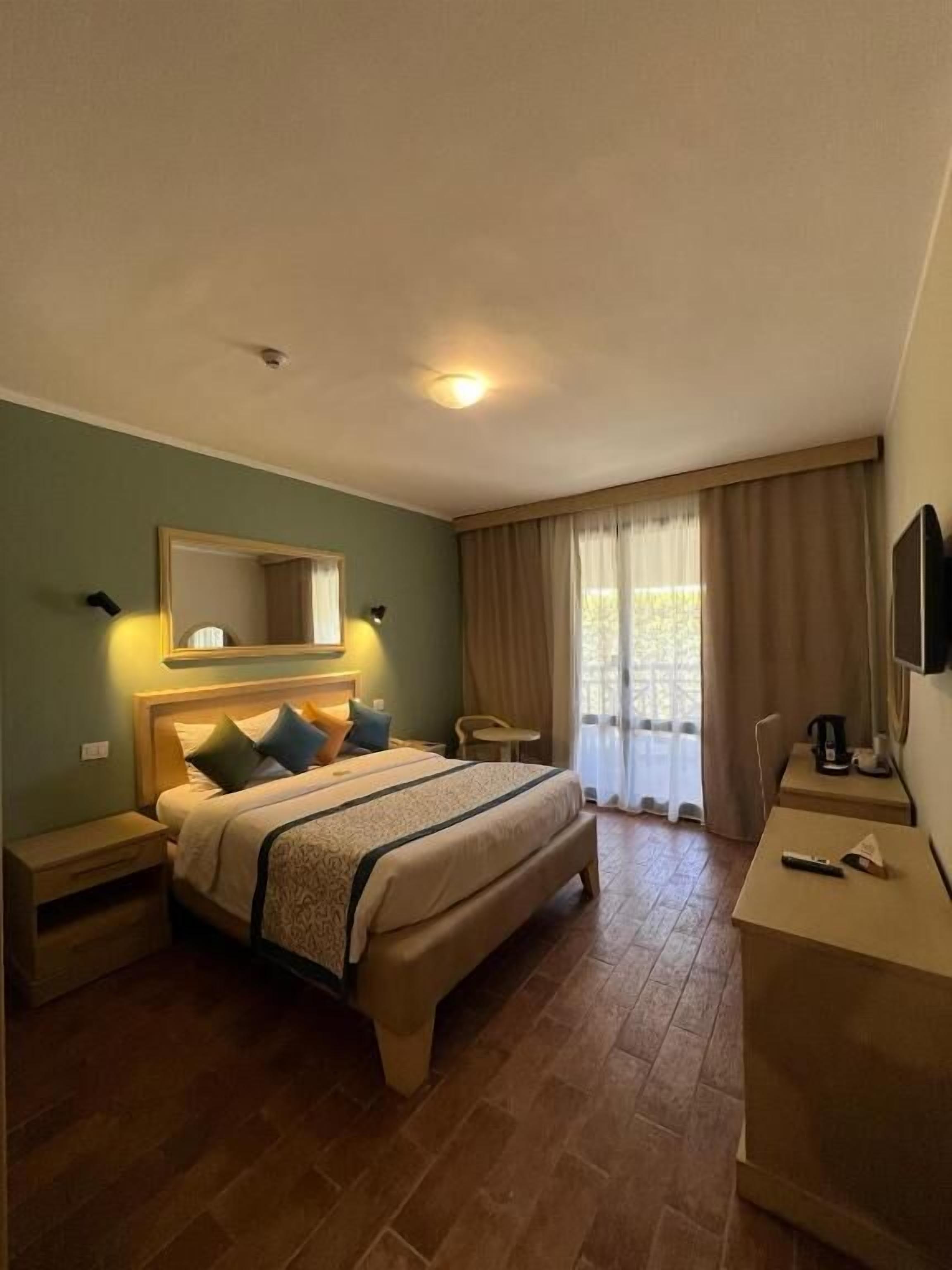 Deluxe Double Room, Garden View | In-room safe, desk, bed sheets