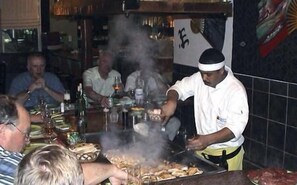 5 restaurantes, com serviço de almoço e jantar; culinária internacional