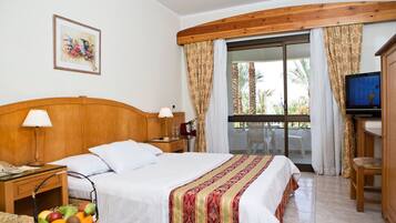 Minibar, Zimmersafe, Schreibtisch, Verdunkelungsvorhänge