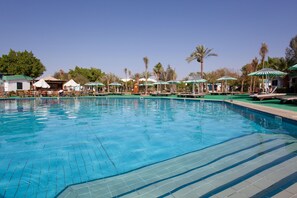 2 piscines a l'aire lliure, para-sols i gandules 