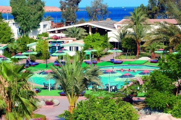 2 piscine all'aperto, ombrelloni da piscina, lettini
