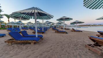 Spiaggia privata, lettini da mare, ombrelloni, teli da spiaggia