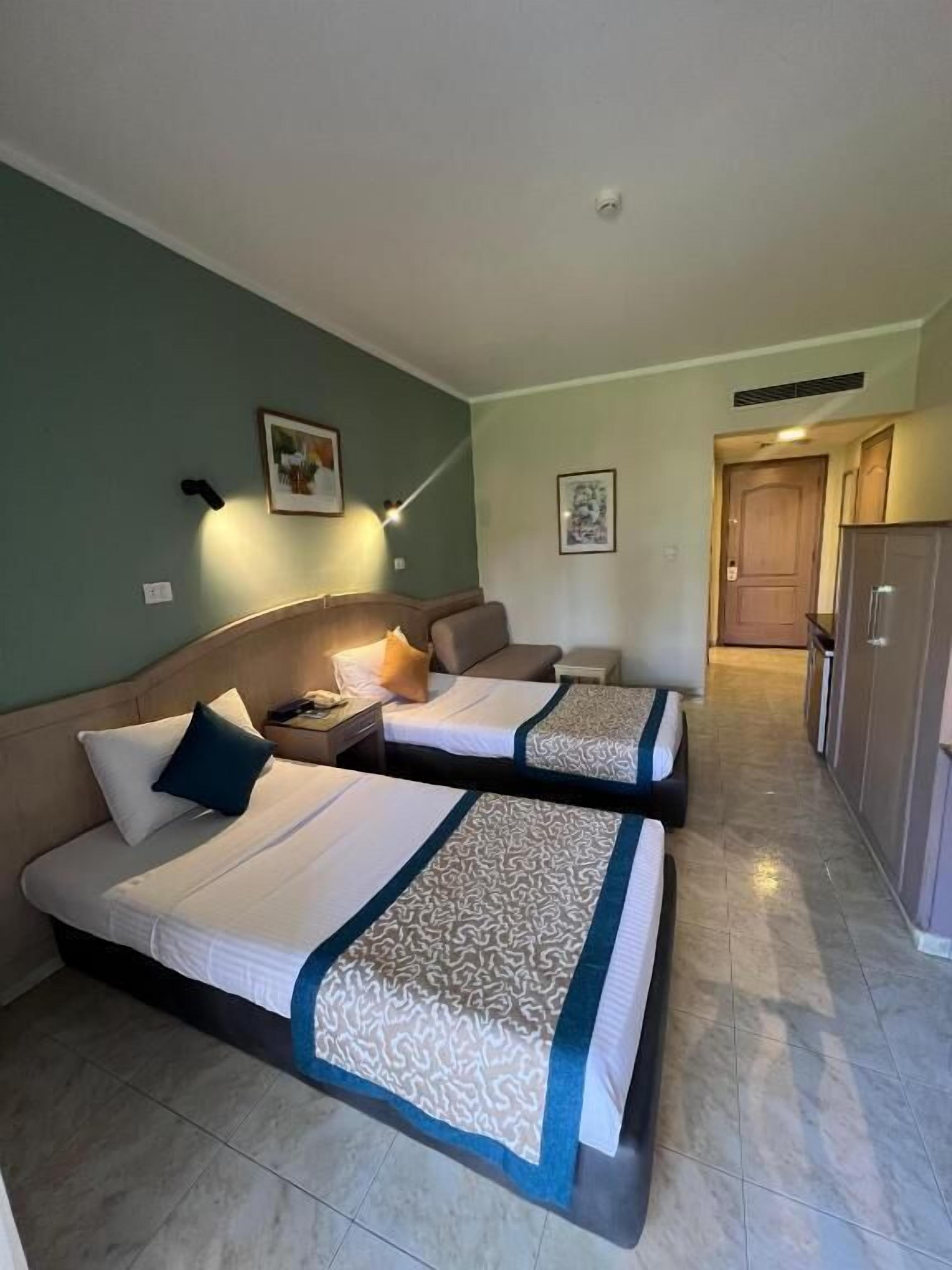 Classic Double or Twin Room, Garden View | In-room safe, desk, bed sheets